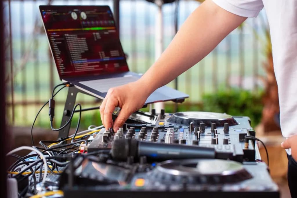 Wybór DJ-a na wesele? Lista pytań od eksperta uniknij błędów!
