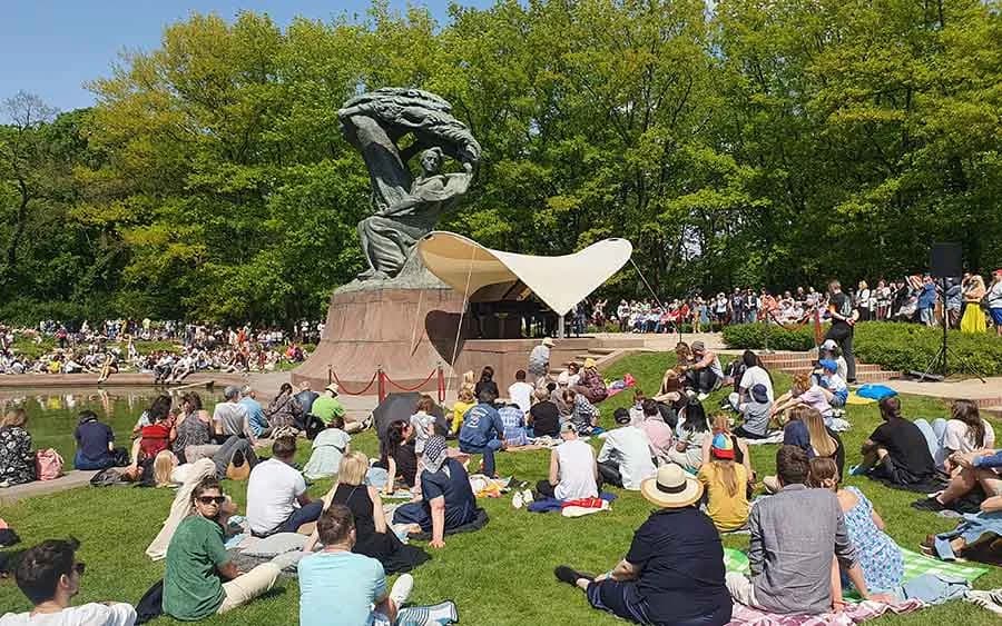 Koncert Chopina w Łazienkach: Ile trwa? Wszystko, co musisz wiedzieć