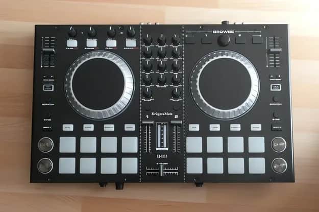 Kontroler DJ dla początkujących: Jaki wybrać, by nie popełnić błędu?