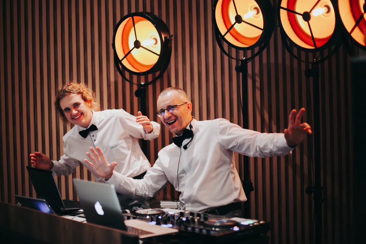 Ile bierze DJ na 18? Ceny, porady i jak wybrać bez stresu.